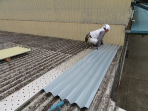 野田市目吹工場　波型スレート屋根カバー工法工事　屋根材取付け