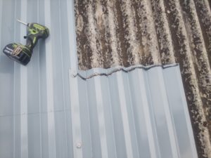 野田市目吹工場　波型スレート屋根カバー工法工事　屋根材取付け2