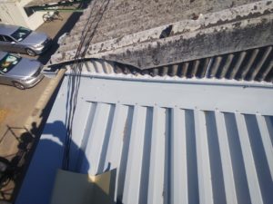 野田市目吹工場　波型スレート屋根カバー工法工事　壁押え板金